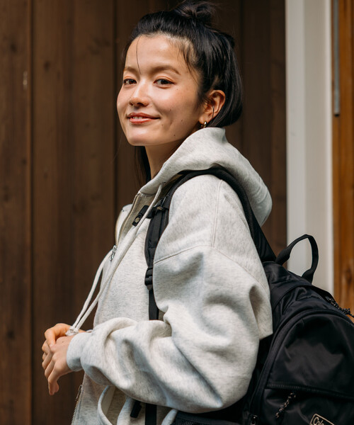 FREAK'S STORE（フリークスストア）の「Coleman × FREAK'S STORE/コールマン 別注 WALKER 25L/別注 ウォーカー/バックパック/A4サイズ収納可能/ノートPC収納可能/ママバッグ/通勤通学（バックパック/リュック・レディース・ブラック・ONE SIZE）」の2枚目の写真