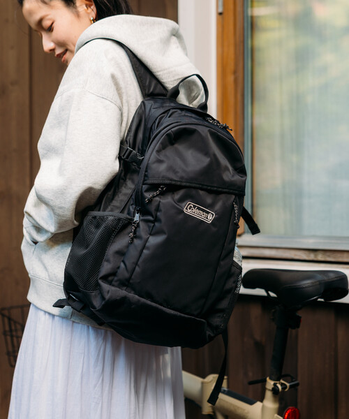 FREAK'S STORE（フリークスストア）の「Coleman × FREAK'S STORE/コールマン 別注 WALKER 25L/別注 ウォーカー/バックパック/A4サイズ収納可能/ノートPC収納可能/ママバッグ/通勤通学（バックパック/リュック・レディース・ブラック・ONE SIZE）」の3枚目の写真