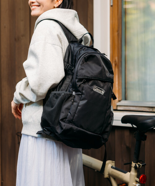 FREAK'S STORE（フリークスストア）の「Coleman × FREAK'S STORE/コールマン 別注 WALKER 25L/別注 ウォーカー/バックパック/A4サイズ収納可能/ノートPC収納可能/ママバッグ/通勤通学（バックパック/リュック・レディース・ブラック・ONE SIZE）」の5枚目の写真
