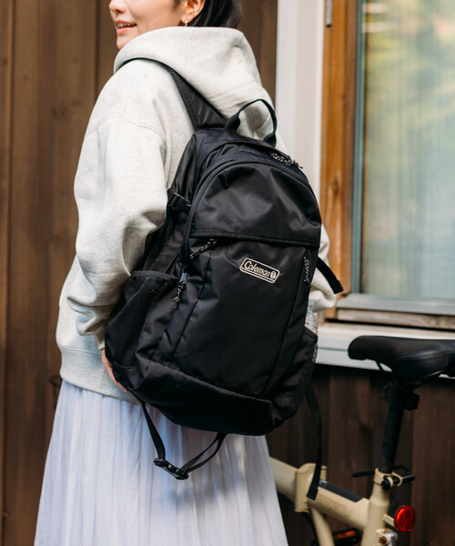 FREAK'S STORE（フリークスストア）の「Coleman × FREAK'S STORE/コールマン 別注 WALKER 25L/別注 ウォーカー/バックパック/A4サイズ収納可能/ノートPC収納可能/ママバッグ/通勤通学（バックパック/リュック・レディース・ブラック・ONE SIZE）」の6枚目の写真