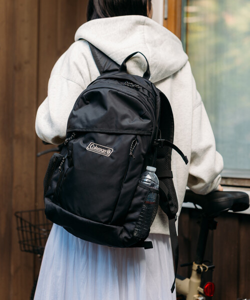 FREAK'S STORE（フリークスストア）の「Coleman × FREAK'S STORE/コールマン 別注 WALKER 25L/別注 ウォーカー/バックパック/A4サイズ収納可能/ノートPC収納可能/ママバッグ/通勤通学（バックパック/リュック・レディース・ブラック・ONE SIZE）」の7枚目の写真