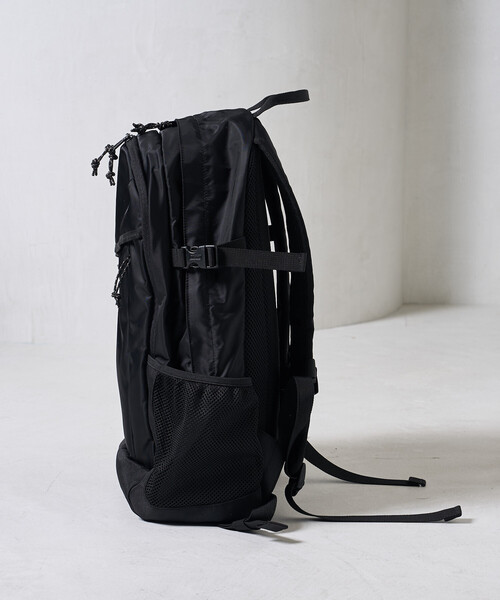FREAK'S STORE（フリークスストア）の「Coleman × FREAK'S STORE/コールマン 別注 WALKER 25L/別注 ウォーカー/バックパック/A4サイズ収納可能/ノートPC収納可能/ママバッグ/通勤通学（バックパック/リュック・レディース・ブラック・ONE SIZE）」の9枚目の写真