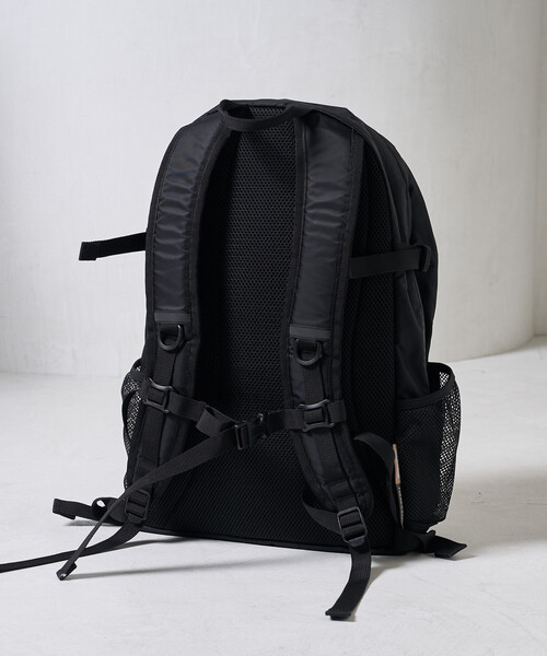 FREAK'S STORE（フリークスストア）の「Coleman × FREAK'S STORE/コールマン 別注 WALKER 25L/別注 ウォーカー/バックパック/A4サイズ収納可能/ノートPC収納可能/ママバッグ/通勤通学（バックパック/リュック・レディース・ブラック・ONE SIZE）」の10枚目の写真