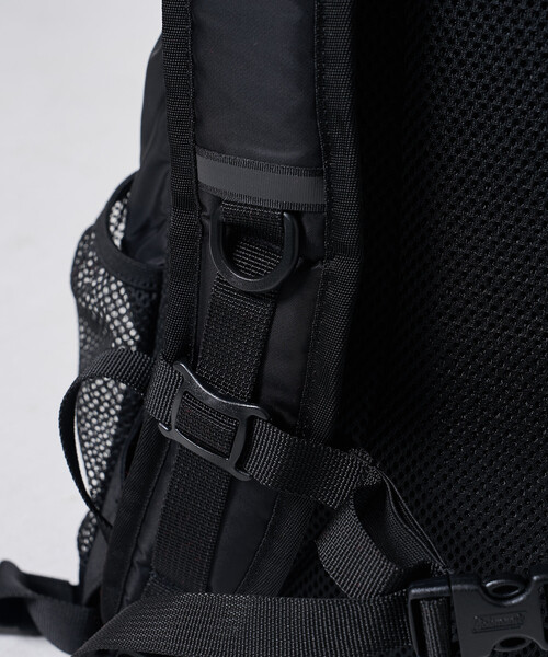 FREAK'S STORE（フリークスストア）の「Coleman × FREAK'S STORE/コールマン 別注 WALKER 25L/別注 ウォーカー/バックパック/A4サイズ収納可能/ノートPC収納可能/ママバッグ/通勤通学（バックパック/リュック・レディース・ブラック・ONE SIZE）」の12枚目の写真