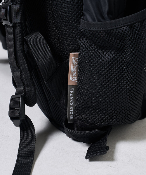 FREAK'S STORE（フリークスストア）の「Coleman × FREAK'S STORE/コールマン 別注 WALKER 25L/別注 ウォーカー/バックパック/A4サイズ収納可能/ノートPC収納可能/ママバッグ/通勤通学（バックパック/リュック・レディース・ブラック・ONE SIZE）」の13枚目の写真