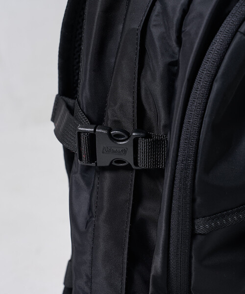 FREAK'S STORE（フリークスストア）の「Coleman × FREAK'S STORE/コールマン 別注 WALKER 25L/別注 ウォーカー/バックパック/A4サイズ収納可能/ノートPC収納可能/ママバッグ/通勤通学（バックパック/リュック・レディース・ブラック・ONE SIZE）」の14枚目の写真