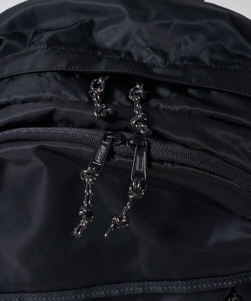 FREAK'S STORE（フリークスストア）の「Coleman × FREAK'S STORE/コールマン 別注 WALKER 25L/別注 ウォーカー/バックパック/A4サイズ収納可能/ノートPC収納可能/ママバッグ/通勤通学（バックパック/リュック・レディース・ブラック・ONE SIZE）」の16枚目の写真