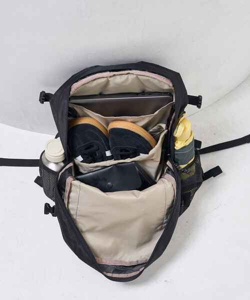 FREAK'S STORE（フリークスストア）の「Coleman × FREAK'S STORE/コールマン 別注 WALKER 25L/別注 ウォーカー/バックパック/A4サイズ収納可能/ノートPC収納可能/ママバッグ/通勤通学（バックパック/リュック・レディース・ブラック・ONE SIZE）」の4枚目の写真