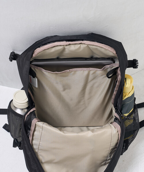 FREAK'S STORE（フリークスストア）の「Coleman × FREAK'S STORE/コールマン 別注 WALKER 25L/別注 ウォーカー/バックパック/A4サイズ収納可能/ノートPC収納可能/ママバッグ/通勤通学（バックパック/リュック・レディース・ブラック・ONE SIZE）」の5枚目の写真
