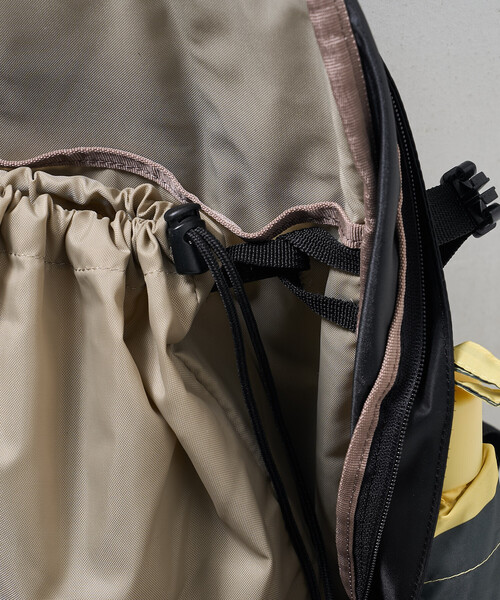 FREAK'S STORE（フリークスストア）の「Coleman × FREAK'S STORE/コールマン 別注 WALKER 25L/別注 ウォーカー/バックパック/A4サイズ収納可能/ノートPC収納可能/ママバッグ/通勤通学（バックパック/リュック・レディース・ブラック・ONE SIZE）」の7枚目の写真