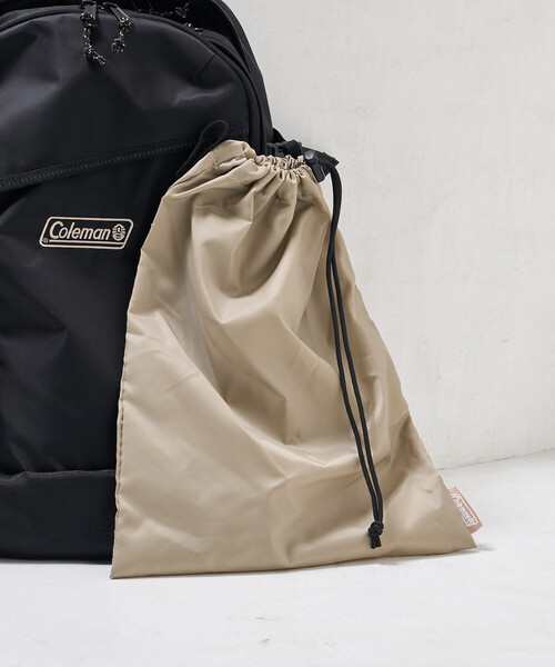 FREAK'S STORE（フリークスストア）の「Coleman × FREAK'S STORE/コールマン 別注 WALKER 25L/別注 ウォーカー/バックパック/A4サイズ収納可能/ノートPC収納可能/ママバッグ/通勤通学（バックパック/リュック・レディース・ブラック・ONE SIZE）」の10枚目の写真