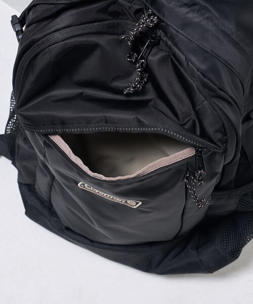 FREAK'S STORE（フリークスストア）の「Coleman × FREAK'S STORE/コールマン 別注 WALKER 25L/別注 ウォーカー/バックパック/A4サイズ収納可能/ノートPC収納可能/ママバッグ/通勤通学（バックパック/リュック・レディース・ブラック・ONE SIZE）」の12枚目の写真