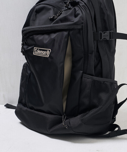 FREAK'S STORE（フリークスストア）の「Coleman × FREAK'S STORE/コールマン 別注 WALKER 25L/別注 ウォーカー/バックパック/A4サイズ収納可能/ノートPC収納可能/ママバッグ/通勤通学（バックパック/リュック・レディース・ブラック・ONE SIZE）」の13枚目の写真