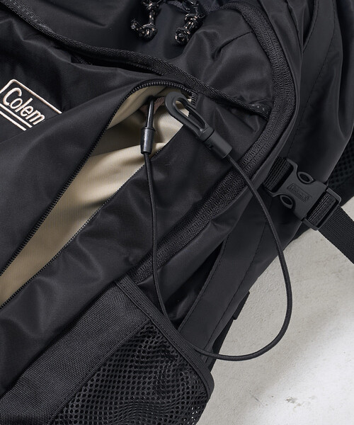 FREAK'S STORE（フリークスストア）の「Coleman × FREAK'S STORE/コールマン 別注 WALKER 25L/別注 ウォーカー/バックパック/A4サイズ収納可能/ノートPC収納可能/ママバッグ/通勤通学（バックパック/リュック・レディース・ブラック・ONE SIZE）」の14枚目の写真