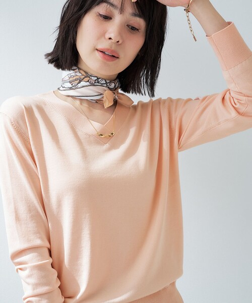 INDIVI（インディヴィ）の「【シルク混】きれいめVネックニット（ニット/セーター・レディース・ボルドー/ブラック/オフホワイト/ワイン系2・38/15 /13/05/19）」の4枚目の写真
