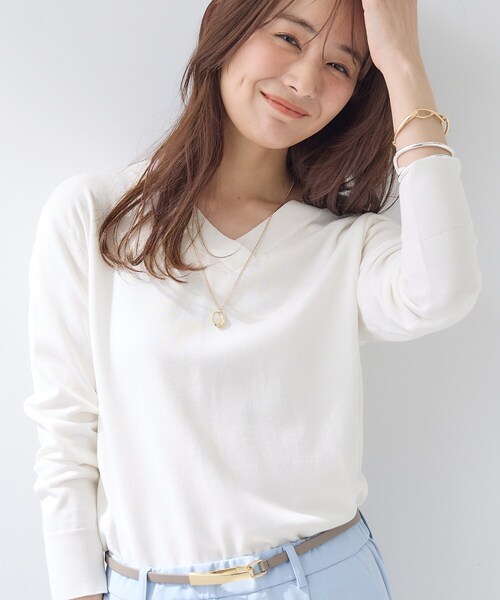 INDIVI（インディヴィ）の「【シルク混】きれいめVネックニット（ニット/セーター・レディース・ボルドー/ブラック/オフホワイト/ワイン系2・38/15 /13/05/19）」の2枚目の写真