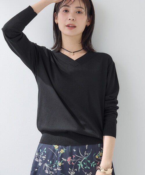 INDIVI（インディヴィ）の「【シルク混】きれいめVネックニット（ニット/セーター・レディース・ボルドー/ブラック/オフホワイト/ワイン系2・38/15 /13/05/19）」の10枚目の写真
