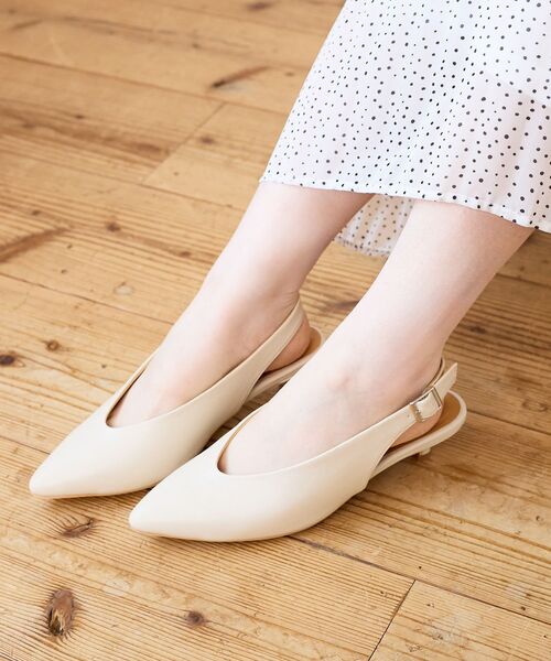 le.coeur blanc(ルクールブラン)の「le.coeur blancバックベルトパンプス(パンプス・レディース・グレイッシュベージュ/ブラック・37/38)」の4枚目の写真