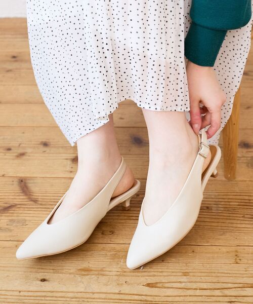 le.coeur blanc(ルクールブラン)の「le.coeur blancバックベルトパンプス(パンプス・レディース・グレイッシュベージュ/ブラック・37/38)」の5枚目の写真