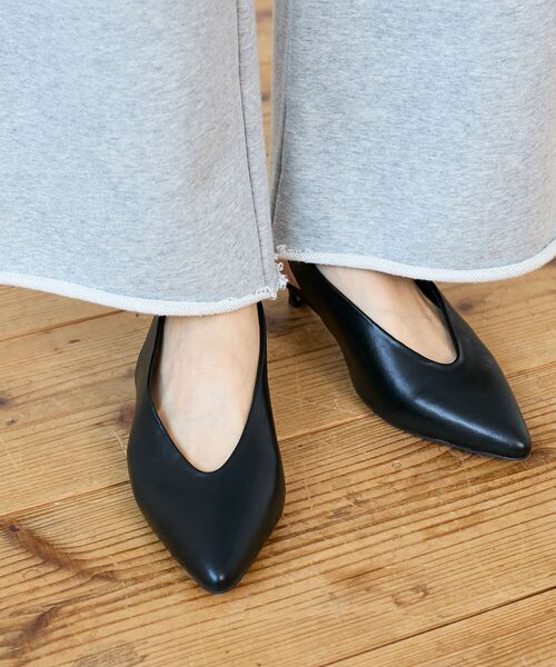 le.coeur blanc(ルクールブラン)の「le.coeur blancバックベルトパンプス(パンプス・レディース・グレイッシュベージュ/ブラック・37/38)」の10枚目の写真