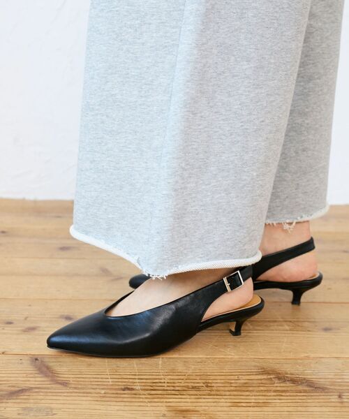le.coeur blanc(ルクールブラン)の「le.coeur blancバックベルトパンプス(パンプス・レディース・グレイッシュベージュ/ブラック・37/38)」の11枚目の写真