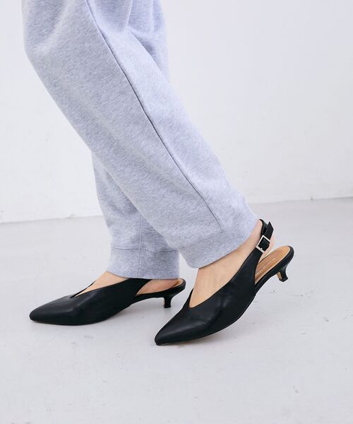 le.coeur blanc（ルクールブラン）の「le.coeur blancバックベルトパンプス（パンプス・レディース・グレイッシュベージュ/ブラック・37/38）」の8枚目の写真