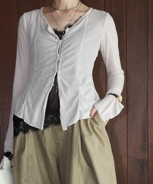 chuclla（チュクラ）の「シャーリングVネックフレアトップス chw26s087（Tシャツ/カットソー・レディース・グレー/アイボリー/ブラック・FREE）」の2枚目の写真