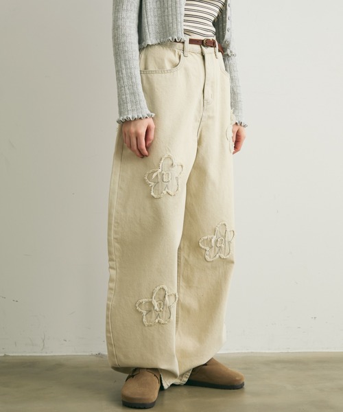 Crisp(クリスプ)の「フラワーモチーフカーブデニムパンツ(デニムパンツ・レディース・ブルー/アイボリー・FREE)」の2枚目の写真