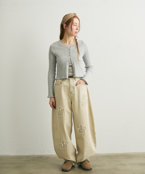 Crisp(クリスプ)の「フラワーモチーフカーブデニムパンツ(デニムパンツ・レディース・ブルー/アイボリー・FREE)」の3枚目の写真