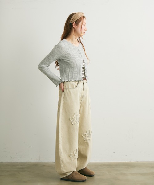 Crisp(クリスプ)の「フラワーモチーフカーブデニムパンツ(デニムパンツ・レディース・ブルー/アイボリー・FREE)」の4枚目の写真