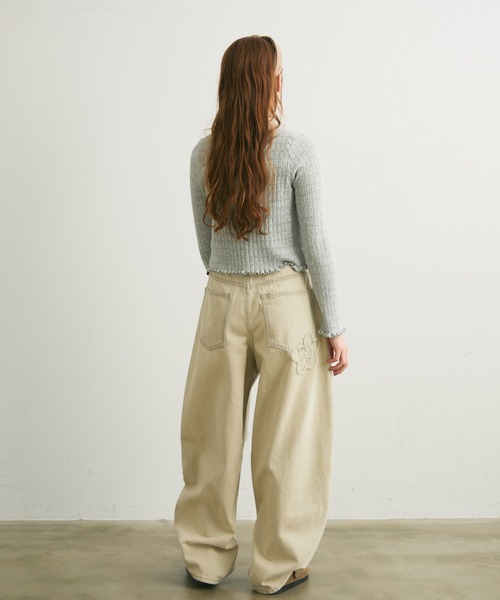 Crisp(クリスプ)の「フラワーモチーフカーブデニムパンツ(デニムパンツ・レディース・ブルー/アイボリー・FREE)」の6枚目の写真