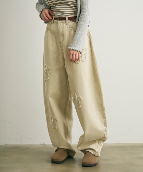 Crisp(クリスプ)の「フラワーモチーフカーブデニムパンツ(デニムパンツ・レディース・ブルー/アイボリー・FREE)」の8枚目の写真