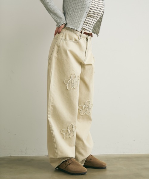 Crisp(クリスプ)の「フラワーモチーフカーブデニムパンツ(デニムパンツ・レディース・ブルー/アイボリー・FREE)」の9枚目の写真