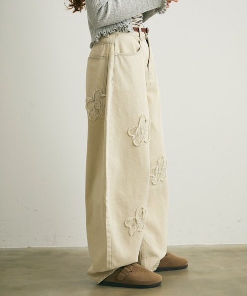 Crisp(クリスプ)の「フラワーモチーフカーブデニムパンツ(デニムパンツ・レディース・ブルー/アイボリー・FREE)」の10枚目の写真