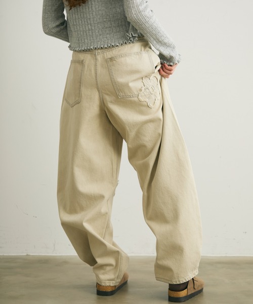 Crisp(クリスプ)の「フラワーモチーフカーブデニムパンツ(デニムパンツ・レディース・ブルー/アイボリー・FREE)」の11枚目の写真