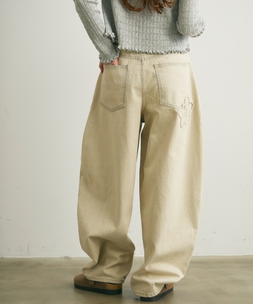 Crisp(クリスプ)の「フラワーモチーフカーブデニムパンツ(デニムパンツ・レディース・ブルー/アイボリー・FREE)」の12枚目の写真