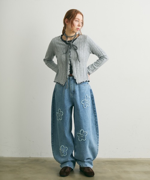 Crisp(クリスプ)の「フラワーモチーフカーブデニムパンツ(デニムパンツ・レディース・ブルー/アイボリー・FREE)」の20枚目の写真