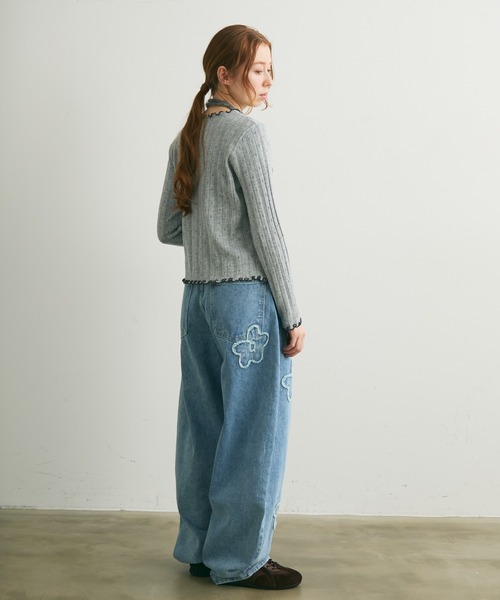 Crisp(クリスプ)の「フラワーモチーフカーブデニムパンツ(デニムパンツ・レディース・ブルー/アイボリー・FREE)」の21枚目の写真