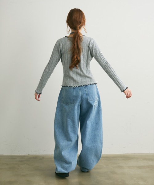 Crisp(クリスプ)の「フラワーモチーフカーブデニムパンツ(デニムパンツ・レディース・ブルー/アイボリー・FREE)」の22枚目の写真