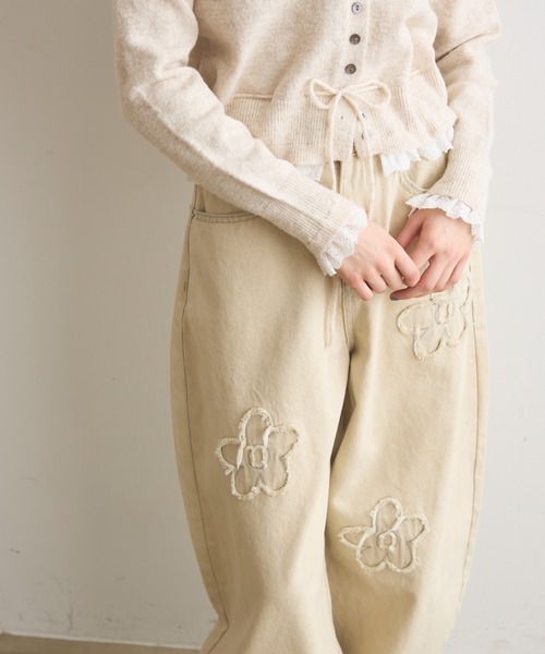 Crisp（クリスプ）の「フラワーモチーフカーブデニムパンツ（デニムパンツ・レディース・ブルー/アイボリー・FREE）」の10枚目の写真