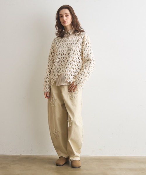 Crisp（クリスプ）の「フラワーモチーフカーブデニムパンツ（デニムパンツ・レディース・ブルー/アイボリー・FREE）」の3枚目の写真