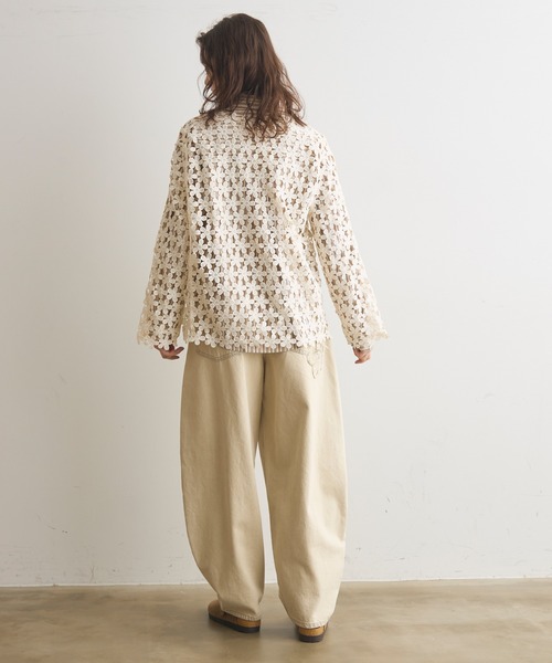 Crisp（クリスプ）の「フラワーモチーフカーブデニムパンツ（デニムパンツ・レディース・ブルー/アイボリー・FREE）」の4枚目の写真