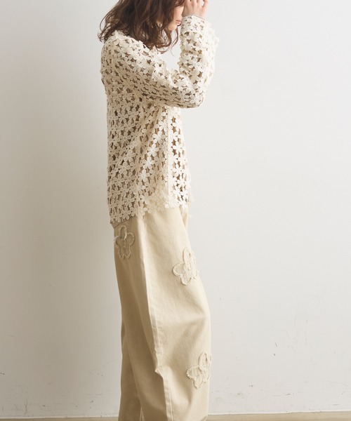 Crisp（クリスプ）の「フラワーモチーフカーブデニムパンツ（デニムパンツ・レディース・ブルー/アイボリー・FREE）」の5枚目の写真