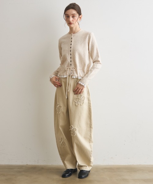 Crisp（クリスプ）の「フラワーモチーフカーブデニムパンツ（デニムパンツ・レディース・ブルー/アイボリー・FREE）」の6枚目の写真