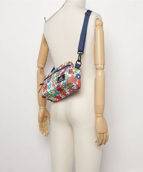 GREGORY（グレゴリー）の「パデッドショルダーポーチM PADDED SHOULDER POUCH M ワイルドフラワー（ショルダーバッグ・メンズ・マルチ・ONE SIZE）」の2枚目の写真