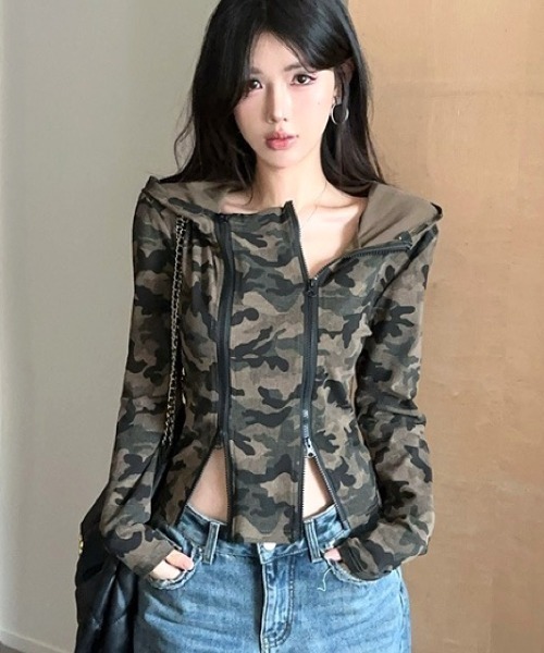 SHEENA(シーナ)の「ダブルファスナーデザインカモフラ柄フーディートップス(Tシャツ/カットソー・レディース・カーキ・M)」の8枚目の写真