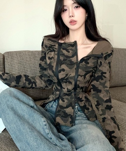 SHEENA(シーナ)の「ダブルファスナーデザインカモフラ柄フーディートップス(Tシャツ/カットソー・レディース・カーキ・M)」の4枚目の写真