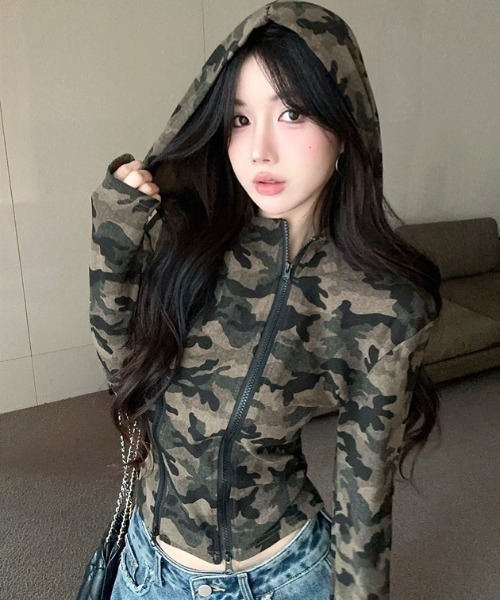 SHEENA(シーナ)の「ダブルファスナーデザインカモフラ柄フーディートップス(Tシャツ/カットソー・レディース・カーキ・M)」の5枚目の写真