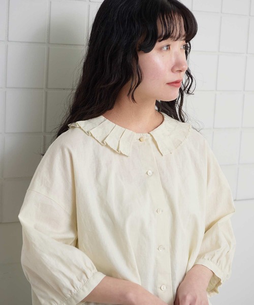 l'atelier du savon（アトリエドサボン）の「襟プリーツ綿麻ブラウス（シャツ/ブラウス・レディース・ブルー/ブラック/アイボリー/オレンジ・FREE）」の2枚目の写真