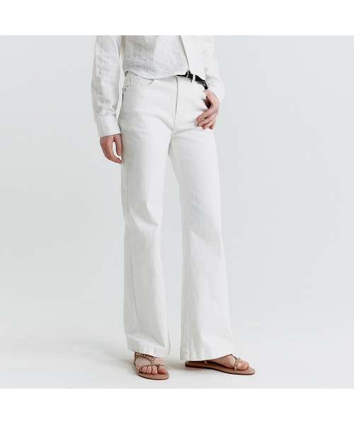 MAGOODGAN(メックウッドガン)の「チェラ 7427 ブーツカットホワイトデニムパンツ(デニムパンツ・レディース・その他・25/26/28/30)」の1枚目の写真